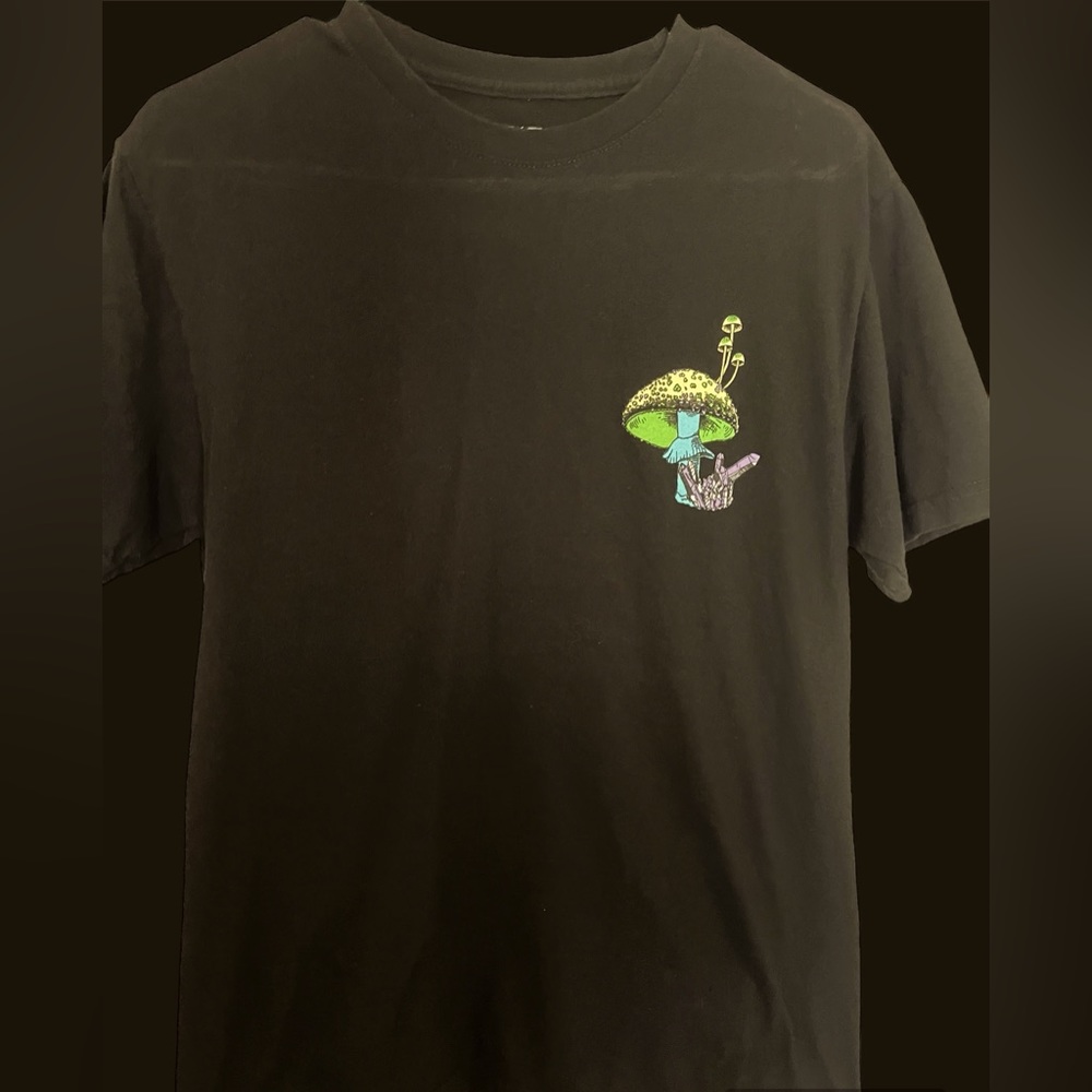 Mushroom trippy black tee shirt SiZE (M) adults